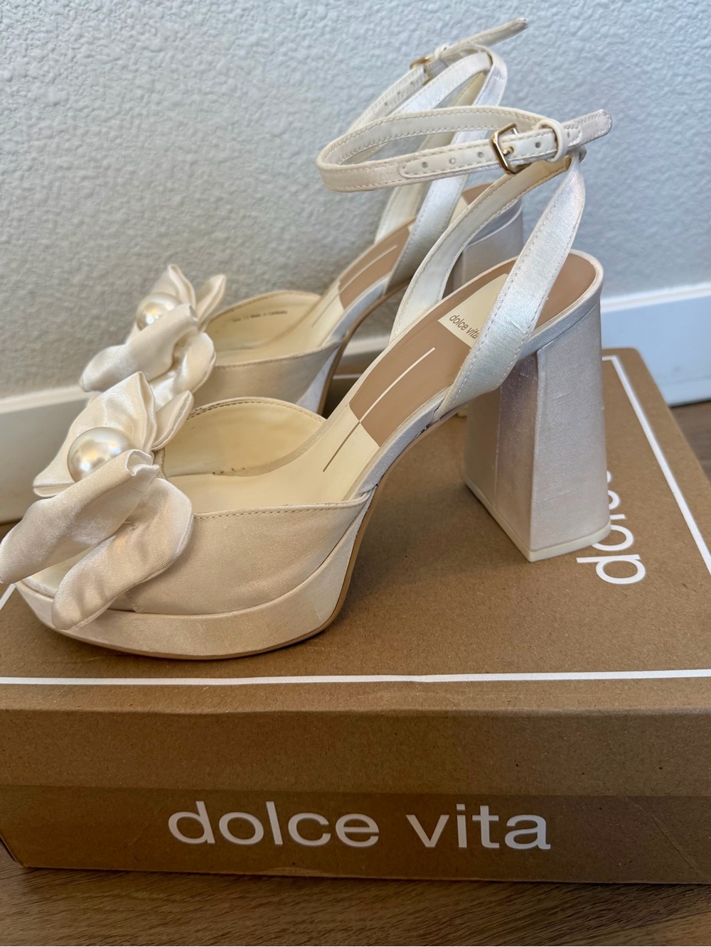 Dolce Vita Ivory Pearl Bow Platform Heels - Picture 5 of 12